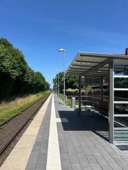 bahnhof_godelheim_mariealthaus.jpg Bahnsteig mit überdachtem Wartehäuschen