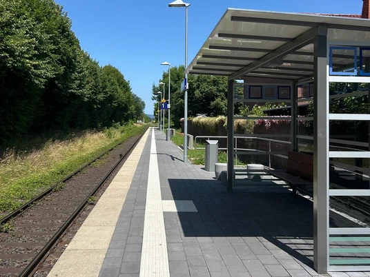bahnhof_godelheim_mariealthaus.jpg Bahnsteig mit überdachtem Wartehäuschen
