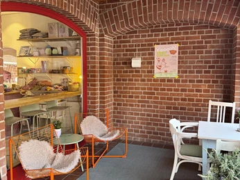 Außenbereich mit Sitzmöglichkeiten