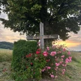 kreuz_godelheim_mariealthaus.jpg Schönes Holzkreuz unter einem Baum mit Bepflanzung