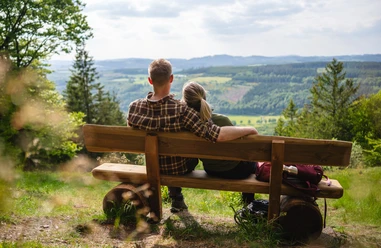 Aussicht Rösberg Paar auf Bank Ein Wanderpaar sitzt auf einer Bank am Rösberg und schaut auf Grönebach