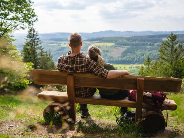Aussicht Rösberg Paar auf Bank Ein Wanderpaar sitzt auf einer Bank am Rösberg und schaut auf Grönebach