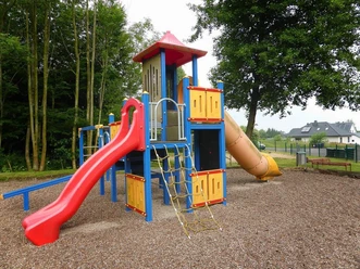 Blau-gelber Spielturm mit roter Rutsche