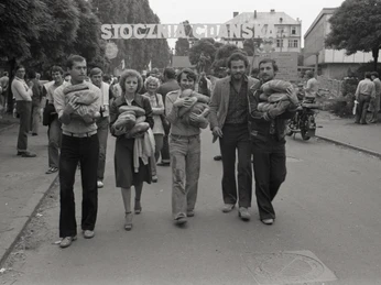 Freiheit_Streik_Bogusław Nieznalski_Sammlung Europäisches Solidarność-Zentrum.jpg Menschen mit Kindern marschieren vor dem Tor der Danziger Werft während des Streiks.People with children march in front of the gate of the Gdansk shipyard during the strike.Lidé s dětmi pochodují před branou gdaňské loděnice během stávky.Ludzie z dziećmi maszerują przed bramą Stoczni Gdańskiej podczas strajku.Mensen met kinderen marcheren voor de poort van de scheepswerf in Gdansk tijdens de staking.Persone con bambini marciano davanti al cancello del cantiere navale di Danzica durante lo sciopero.