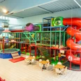 Springolino Herford_Agentur Herzstück-Springolino GmbH (3).jpg Ein bunter Indoor-Spielplatz mit Kletterstrukturen, Rutschen und Trampolin bietet vielseitigen Spielspaß.