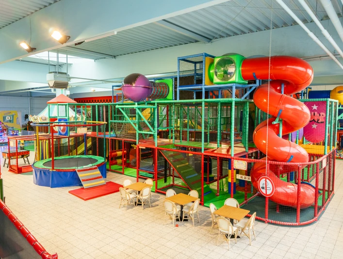 Springolino Herford_Agentur Herzstück-Springolino GmbH (3).jpg Ein bunter Indoor-Spielplatz mit Kletterstrukturen, Rutschen und Trampolin bietet vielseitigen Spielspaß.