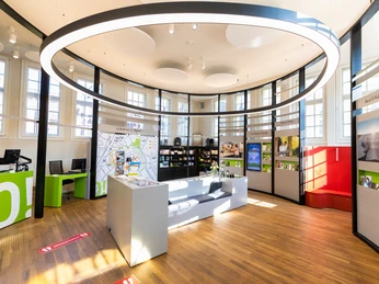 herford-tourist-info-teutoburger-wald-tourismus-h-tornow-017-cc-by-sa-jpg.jpg Moderne Touristeninformation mit interaktiven Displays, Infomaterial und bequemen Sitzgelegenheiten.