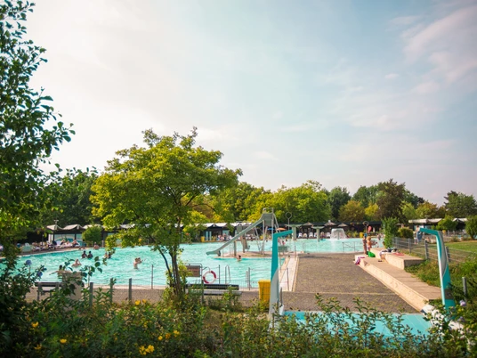 Ennertbad mit Bäumen