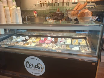 Eine Eisdiele mit einer großen Auswahl an verschiedenen Eissorten in einer Glasvitrine.