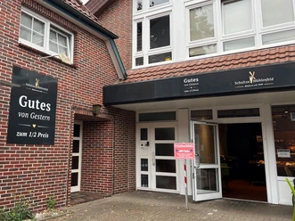 Gutes von Gestern.jpg Das Logo "Gutes von Gestern" ist am Eingang des Cafes zu sehen.