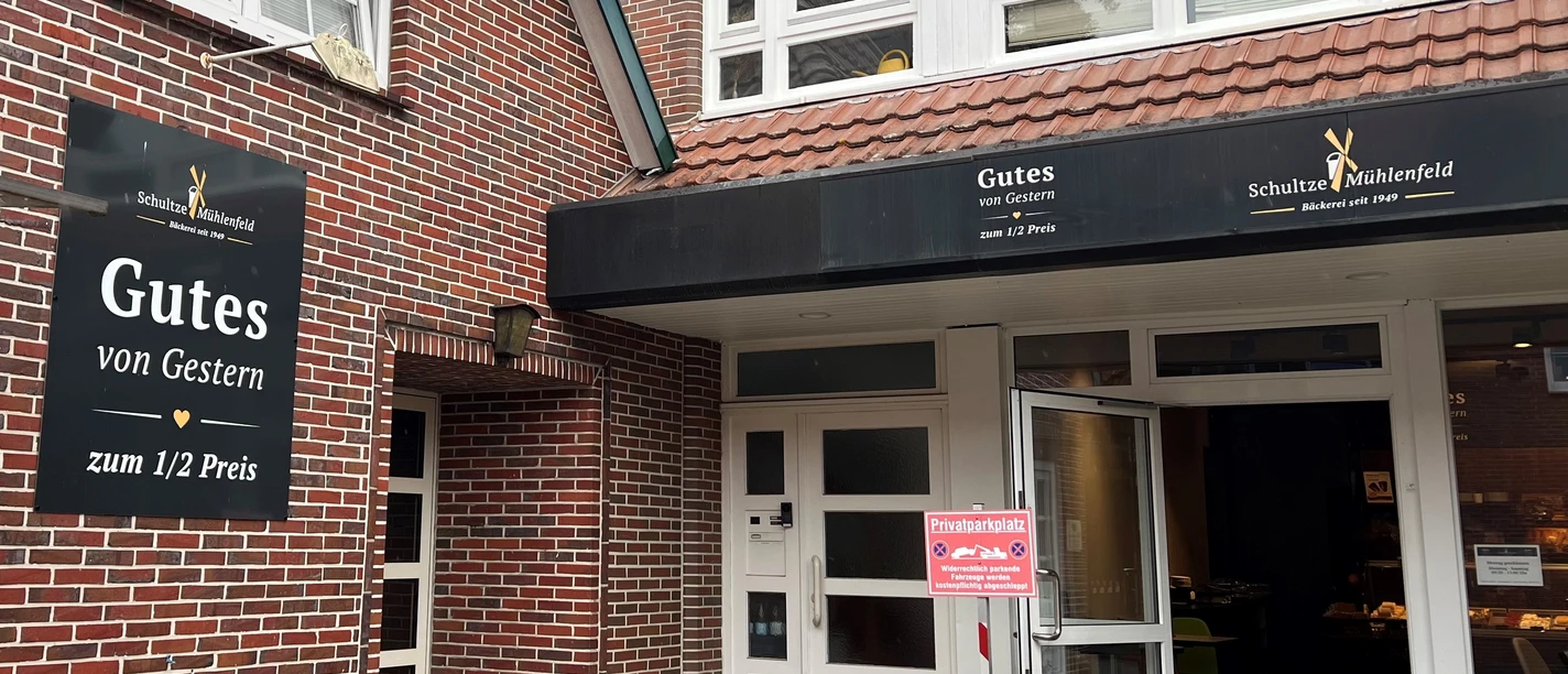 Gutes von Gestern.jpg Das Logo "Gutes von Gestern" ist am Eingang des Cafes zu sehen.