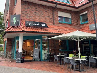 Konrads.jpg Das Cafe "Konrads" bietet gemütliche Sitzgelegenheiten für draußen und drinne. Neben Kaffee mit Kuchen werden auch verschiedene Eissorten und richtige Mahlzeiten angeboten.