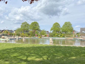 IMG_3627.jpg Ein kleiner Naturteich mit Holzsteg und umliegenden Bäumen unter wolkigem Himmel in Wunstorf.A small natural pond with a wooden footbridge and surrounding trees under a cloudy sky in Wunstorf.En lille naturlig dam med en træbro og omgivende træer under en overskyet himmel i Wunstorf.Een kleine natuurlijke vijver met een houten loopbrug en omringende bomen onder een bewolkte hemel in Wunstorf.