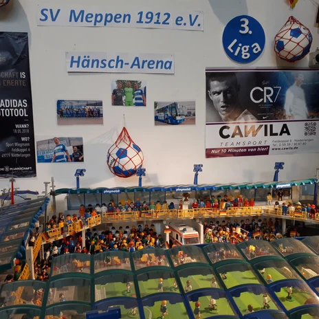 Miniwelten Lathen – Impressionen der privaten Playmobil-Sammlung ©Emsland Tourismus GmbH (20).jpg Playmobil-Stadion mit Zuschauern, Spielern und Bannern des SV Meppen in detailreicher Miniaturansicht
