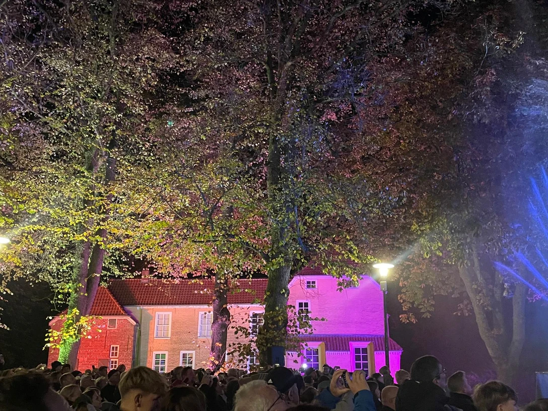 Flames of Water 2024 Manningaburg Blick auf die beleuchtete Manningaburg