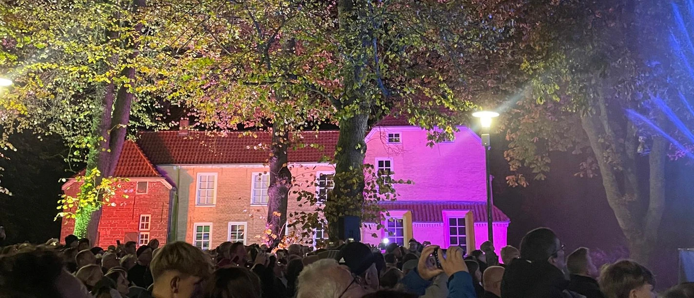 Flames of Water 2024 Manningaburg Blick auf die beleuchtete Manningaburg