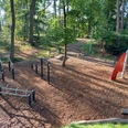 Spielplatz Am Rodelberg Der Spielplatz Am Rodelberg liegt idyllisch im Wald und bietet vielfältige Klettergerüste und Fitnessgeräte auf einem weichen Rindenmulchuntergrund.