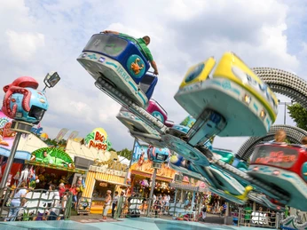 Mölmsche Kirmes, Mülheim an der Ruhr Farbiges Vergnügungs-Karussell auf der Kirmes in Mülheim: Bunte Gondeln rotieren dynamisch.
