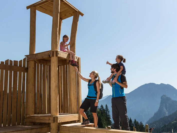 Kolbensattel Spielplatz Kletterturm