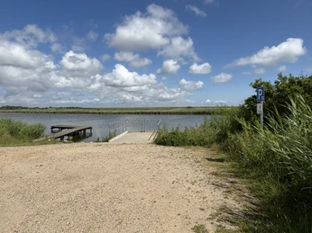 © Lynn Scotti I Sylt Marketing_Behindertenparkplätze am barrierefreien Angelsteg am Katrevel.JPEG