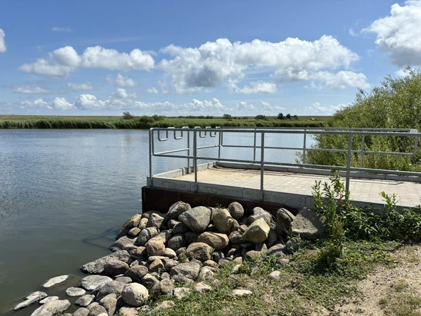 barrierefreier Angelsteg mit Blick aufs Katrevel