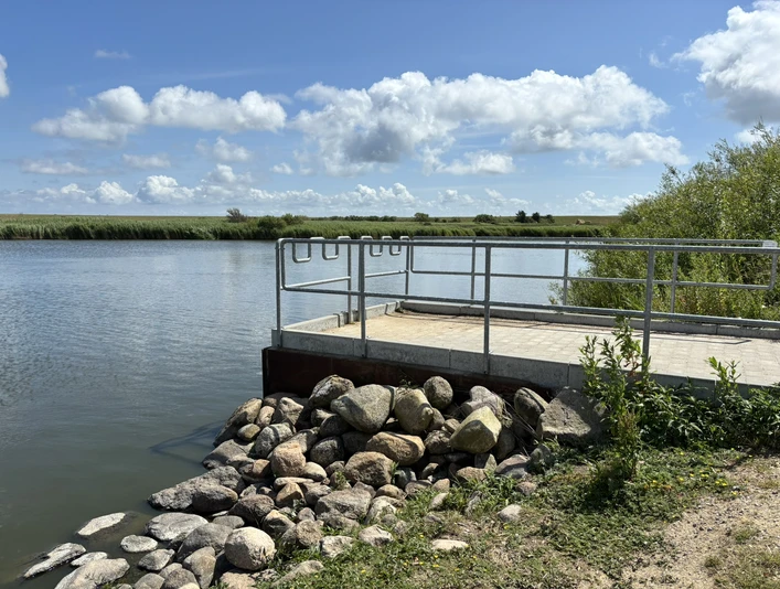 barrierefreier Angelsteg mit Blick aufs Katrevel
