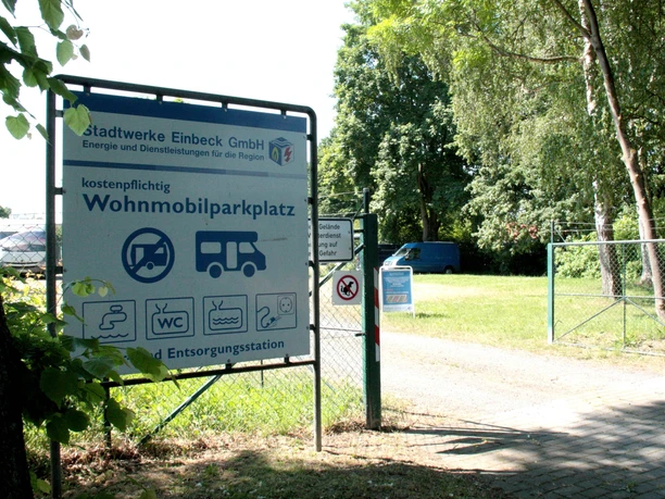 Wohnmobilstellplatz am Hallen- und Freibad Einbeck_Schild