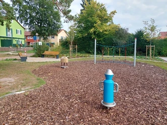 Ein moderner Spielplatz mit zahlreichen Klettermöglichkeiten, umgeben von grüner Natur.