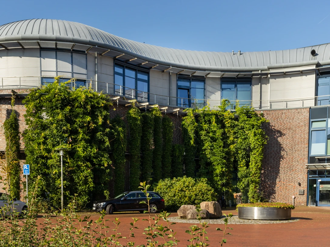Rathaus zum Stadtpark Gebäude, Parkplatz