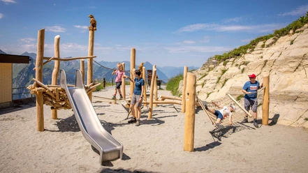 schynige-platte-spielplatz-familie.jpg