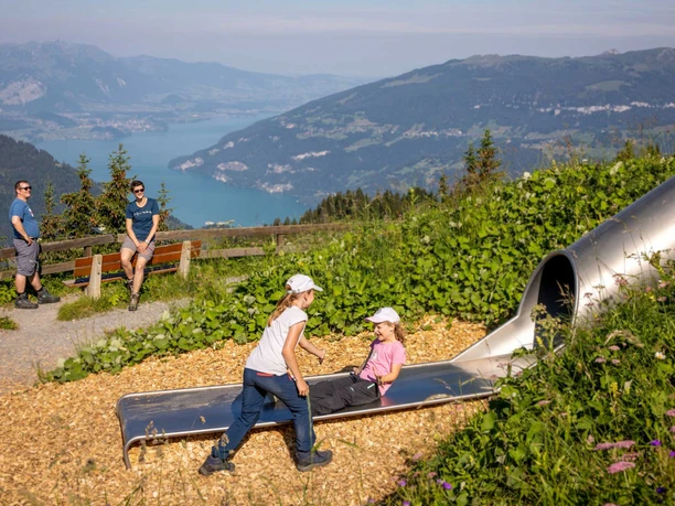 schynige-platte-spielplatz-familie-aussicht-thunersee.jpg