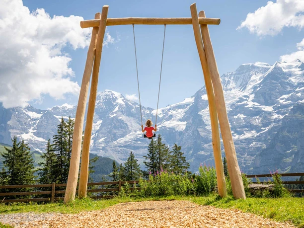 panorama-swing-winteregg-muerren-schaukel-kind-aussicht.jpg