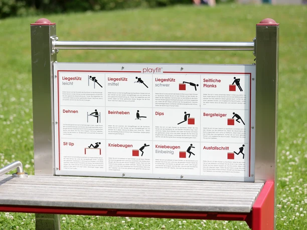 Bewegungsparcours - Tafel mit Überungen Bewegungsparcours - Tafel mit Überungen