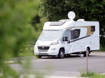 Wohnmobilstellplatz an der VulkanTherme in Herbstein Ein Wohnwagen steht auf dem Wohnmobilstellplatz in Herbstein