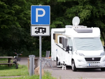 Wohnmobilstellplatz an der VulkanTherme in Herbstein Ein Wohnwagen steht auf dem Wohnmobilstellplatz in Herbstein