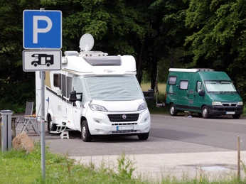 Wohnmobilstellplatz an der VulkanTherme in Herbstein Zwei Wohnwagen steht auf dem Wohnmobilstellplatz in Herbstein
