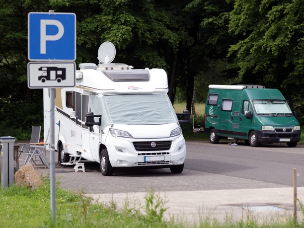 Wohnmobilstellplatz an der VulkanTherme in Herbstein Zwei Wohnwagen steht auf dem Wohnmobilstellplatz in Herbstein