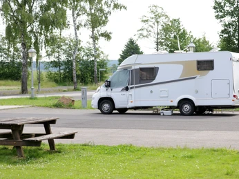 Wohnmobilstellplatz an der VulkanTherme in Herbstein Ein Wohnwagen steht auf dem Wohnmobilstellplatz in Herbstein