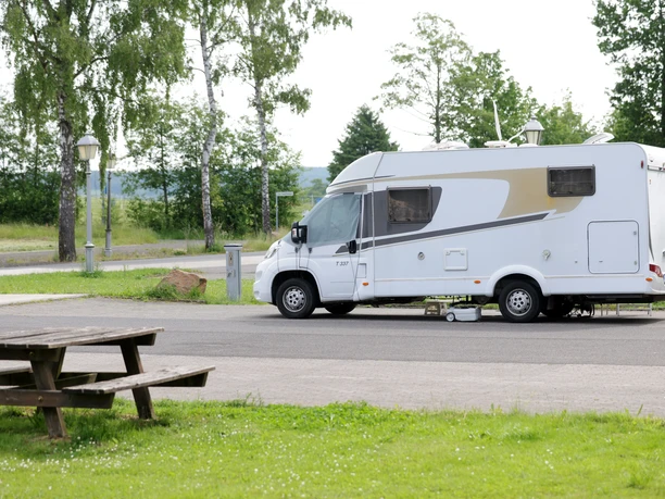 Wohnmobilstellplatz an der VulkanTherme in Herbstein Ein Wohnwagen steht auf dem Wohnmobilstellplatz in Herbstein