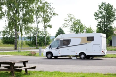 Wohnmobilstellplatz an der VulkanTherme in Herbstein Ein Wohnwagen steht auf dem Wohnmobilstellplatz in Herbstein