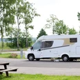 Wohnmobilstellplatz an der VulkanTherme in Herbstein Ein Wohnwagen steht auf dem Wohnmobilstellplatz in Herbstein