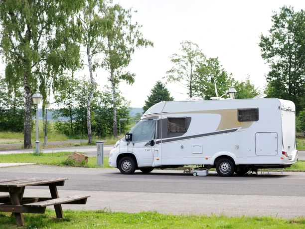 Wohnmobilstellplatz an der VulkanTherme in Herbstein Ein Wohnwagen steht auf dem Wohnmobilstellplatz in Herbstein
