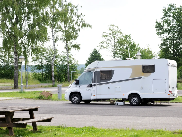 Wohnmobilstellplatz an der VulkanTherme in Herbstein Ein Wohnwagen steht auf dem Wohnmobilstellplatz in Herbstein