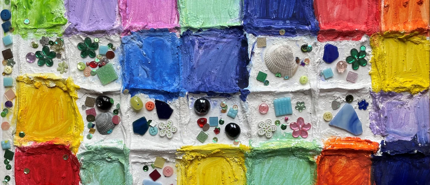 Buntes Gipsmosaik mit farbenfrohen Kästchen und verzierten Strukturen aus Muscheln und Glassteinen.