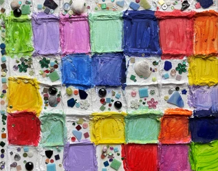 Großes Gipsmosaikbild.jpg Buntes Gipsmosaik mit farbenfrohen Kästchen und verzierten Strukturen aus Muscheln und Glassteinen.