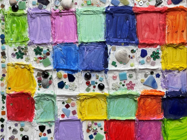Großes Gipsmosaikbild.jpg Buntes Gipsmosaik mit farbenfrohen Kästchen und verzierten Strukturen aus Muscheln und Glassteinen.