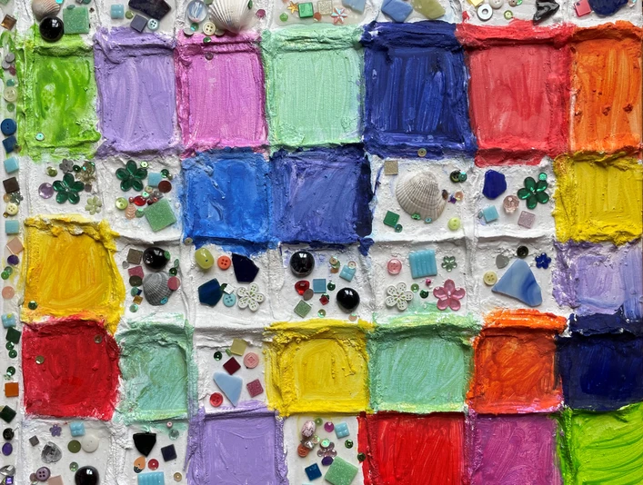 Großes Gipsmosaikbild.jpg Buntes Gipsmosaik mit farbenfrohen Kästchen und verzierten Strukturen aus Muscheln und Glassteinen.