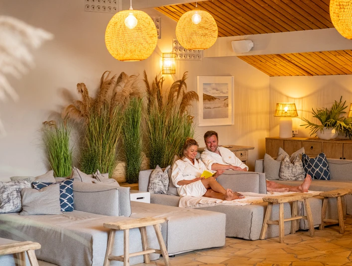 Herford-2025-077-©Teutoburger Wald - Pro Herford GmbH - D. Ketz.jpg Zwei Personen entspannen in luxuriöser Spa-Umgebung mit warmem Licht und natürlicher Dekoration.
