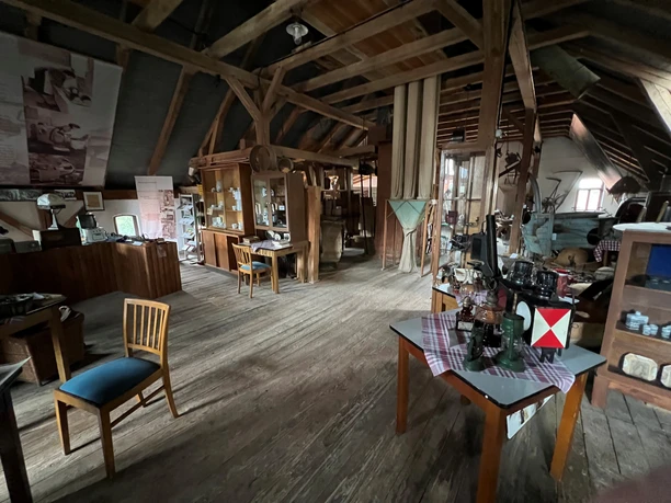 Ein historischer Innenraum aus Holz mit verschiedensten alten Handwerksgeräten und Exponaten.