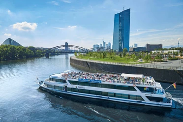 Primus-Linie - Drohnenaufnahme Schiff Rundfahrtschiff auf dem Main vor Skyline Frankfurt
